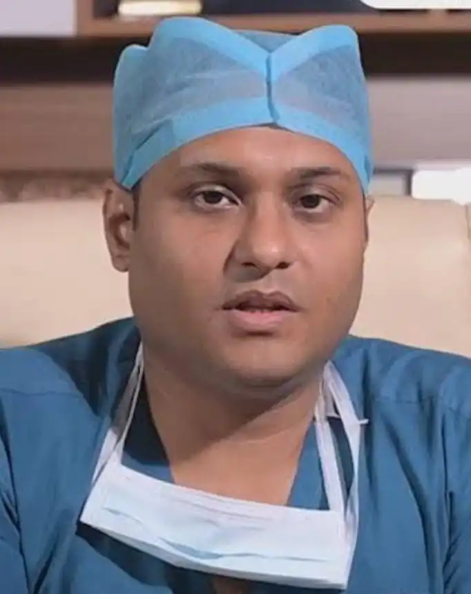 Dr. Piyush Tewari, experienced ophthalmologist with 18+ years in eye care